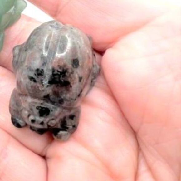 Adorable Mini Beetle Carving - Indigo Gabbro - Picture 4 of 5